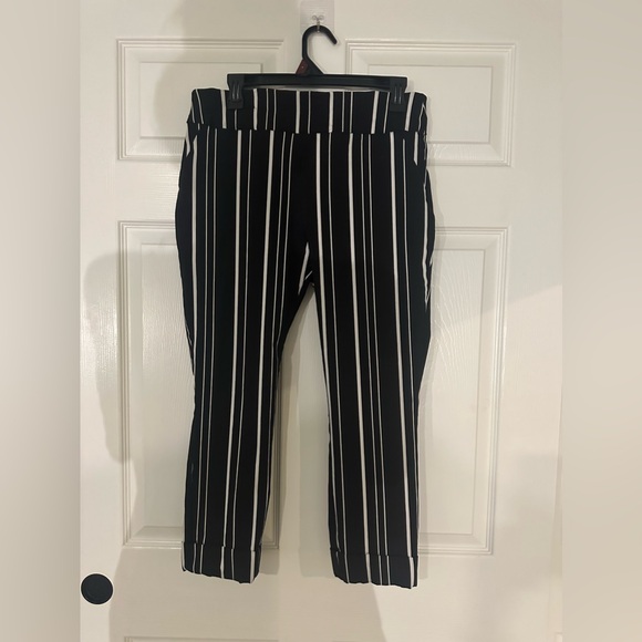 New York & Company Pull On Capri Pant - Picture 1 of 4